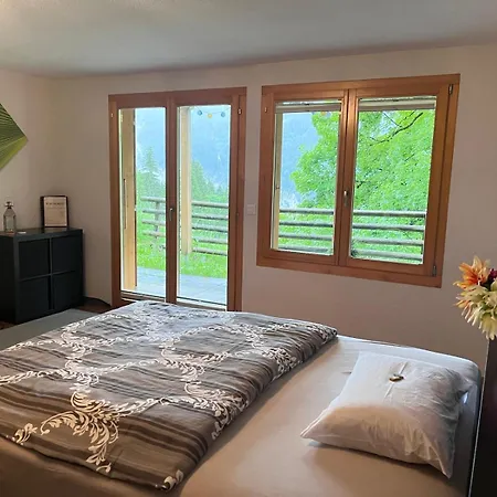 In Car-free - Hop In Nest Bed and breakfast *